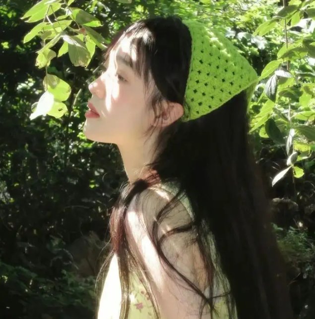 穿条纹衣的男孩